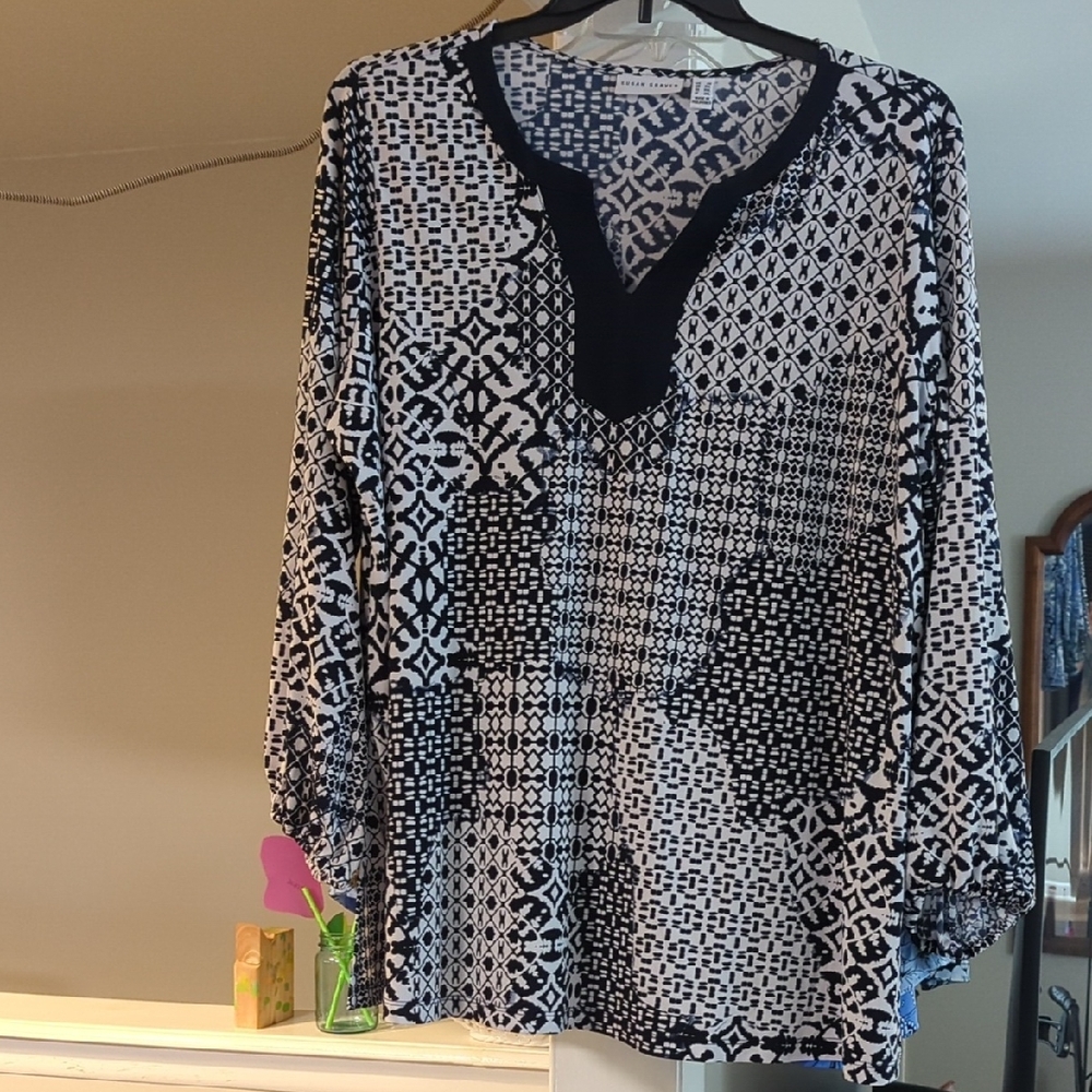 Susan Graver Navy and White Geometric Blouse
